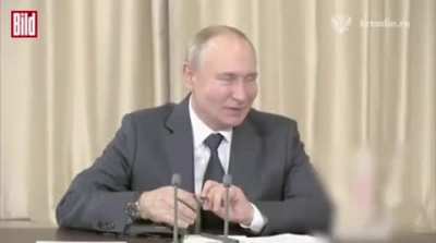 Журналисты BILD обнаружили у Путина «исчезающие» щёки. На двух видео со вчерашних встреч, опубликованных Кремлем, у него то появляются, то пропадают пухлые щёчки