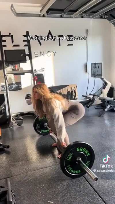 I want this typa muscle mommy 🍑😫🍑