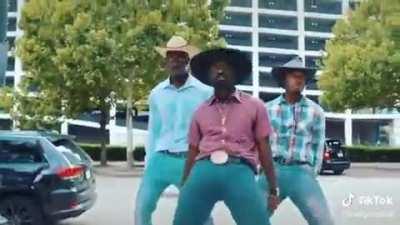 raCE War escAlATES in The uNITed StAteS As boTh SIdes BreAK ouT in viOleNT coNfronTATiONs iN bROAd dayiLIgHT