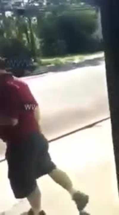 للي ما بعرف صاحب المحل اردني ، و اجت عليه وحدة بتقول بدها تاخذ الي بدها اياه بدون مصاري ، و الزلمة فقعت معاه :)