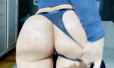 Pull these to the side and go to town 👅🍑