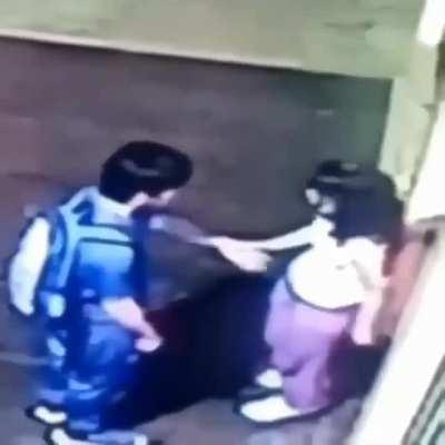 yan yana iki kazik anlamayana cok yazik