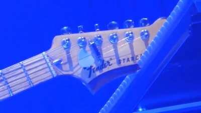 TIL that Jonny simultaneously plays both the guitar and keyboard parts of Street Spirit by pressing the keys with the guitar's headstock