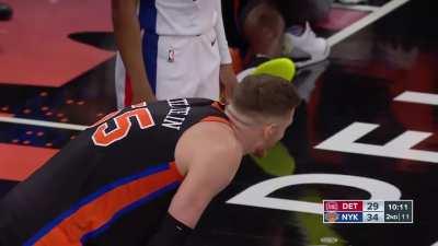 [Highlight] D Rose's layup gets stuck on the rim