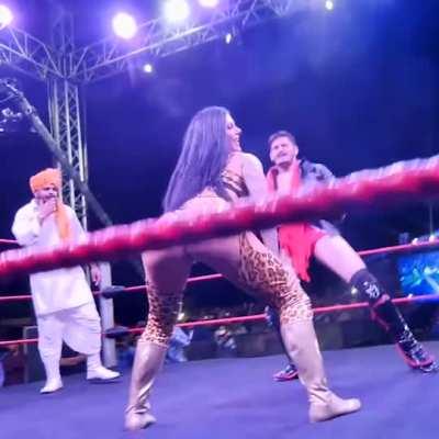 Katie Forbes twerking