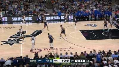 [Highlight] Wemby checks back in the 4th qtr with 5 fouls and gets a rebound and 3!