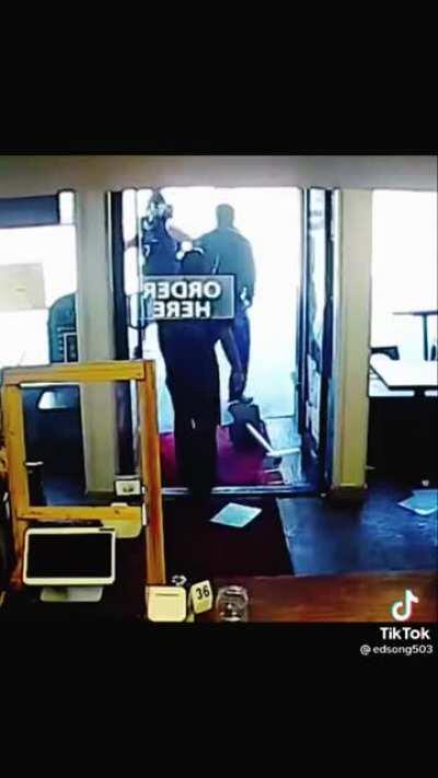 Guy refused to wear mask then fight with customers and promptly arrested.