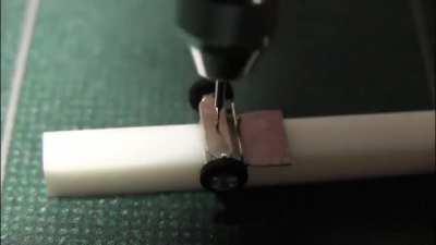 Кайфоните от оживления бездушной машины. Найдите полторы минуты, чтобы посмотреть эту переделку из обычной модели авто масштаба 1:150 в радиоуправляемую