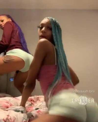 Look look she bendin over 😂😂😭