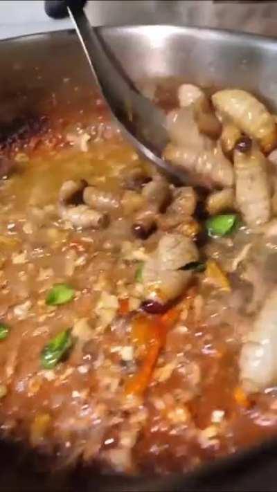 Lunch time with larvae