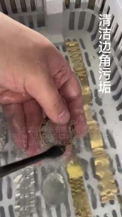 Who can refuse a golden ROLEX?