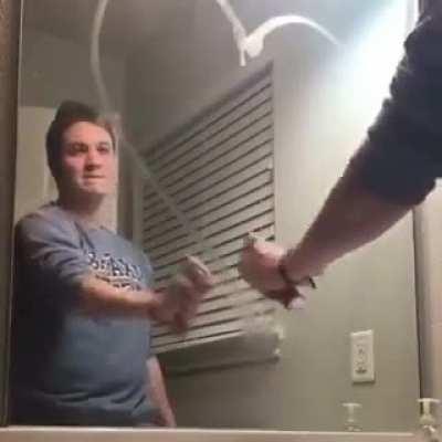 Tu mamita limpiando el espejo