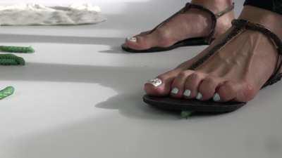 Nora crush sandal flat thong