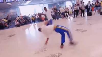 Niños de la teletón después de recibir el pase de movilidad