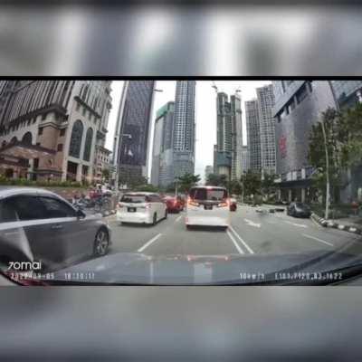 Kesian the car driver that need to deal with this wrong lane riding mofo