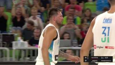 [Highlight] Luka Doncic with the halfcourt bounce pass