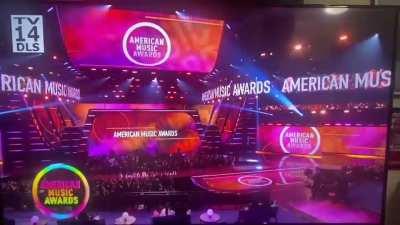 Machine Gun Kelly at The American Music Awards. Listen to his background music.