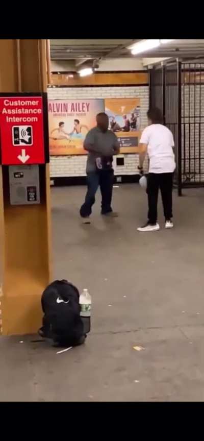 Bronx OG stands his grounds against younger dude who thought the fade would be easy 😂
