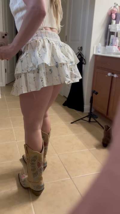 Sneak peak for MILF lovers