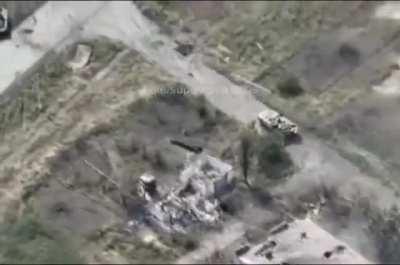 Вот это жирненкая мишень конечно. Ну и чтобы в таком месте подорваться нужно обладать мегамозгом