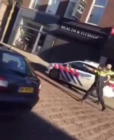 3 cops against 1 aggressive man