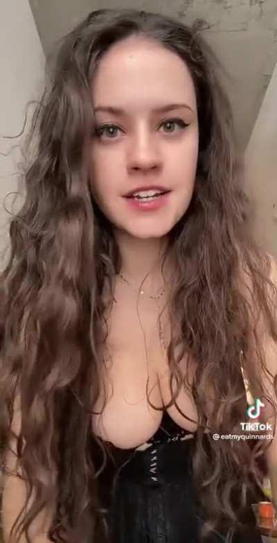 eatmyquinnards showing off her hats