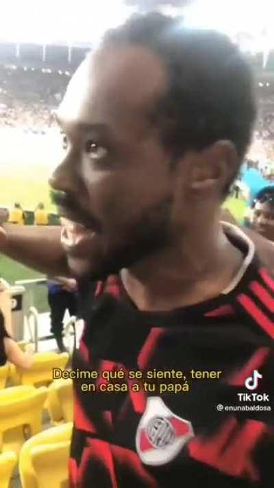 Brazileros haciendo hinchada a la seleccion argentina