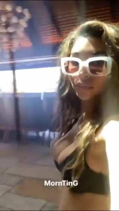 Wow her titties are pretty