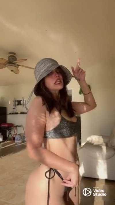 Happy Friday fam 🍑