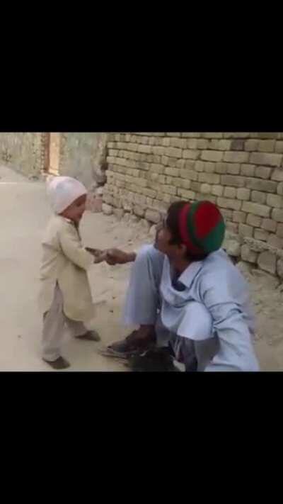 Kid doesn't let his father slaughter his favorite pet 🐓