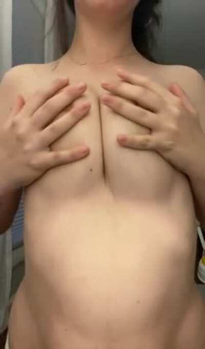 I love dropping my tits for you 💛