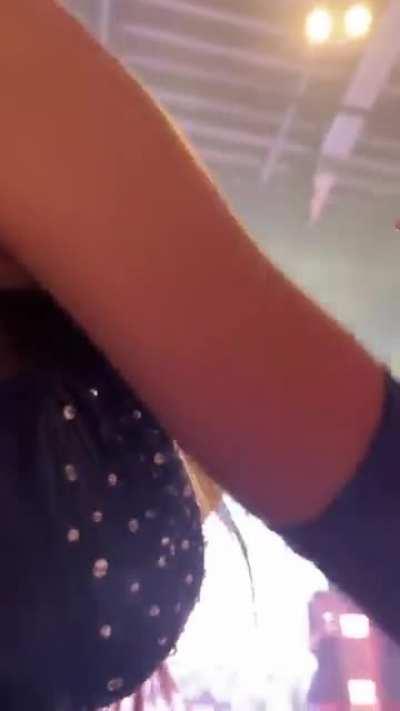 That fan is soooo LUCKY!!