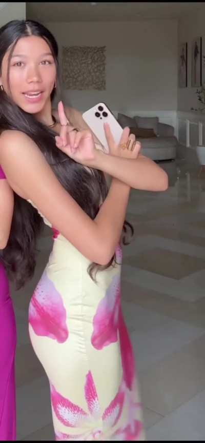 Her ass jiggles like jello😵‍💫