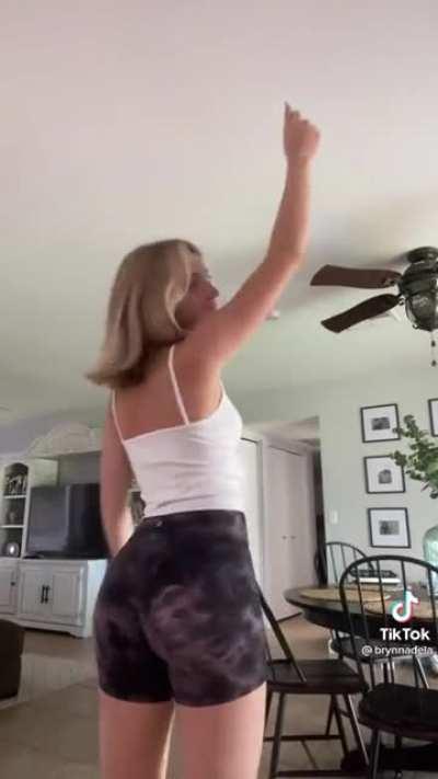 She has an amazing ass and she knows it 🍑🔥