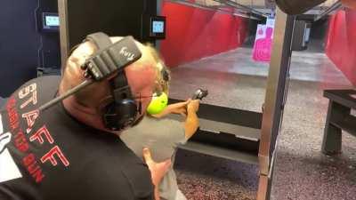 45 килограмм, стреляют с 45 го магнума.