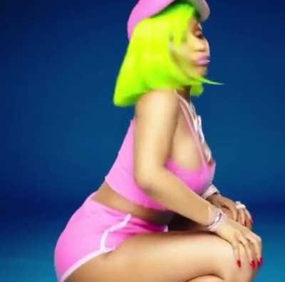 Nicki Minaj shaking her huge ass