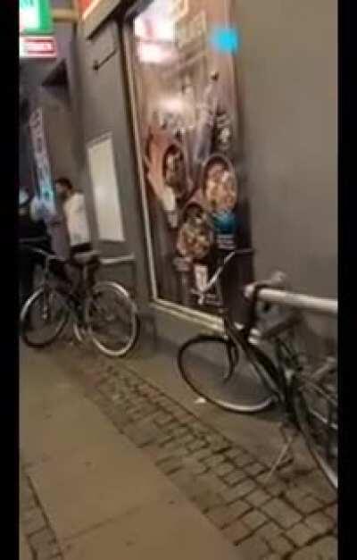 Københavns politi skubber mand iført håndjern i brystet og smider ham på jorden for at anholde ham