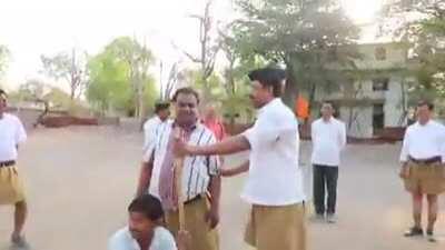 Chaddi pehen ke fool khila h..........