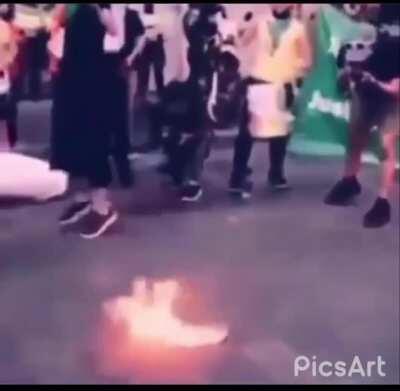 E-girl...nononono,E-monke...yesyesyesyes