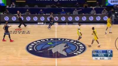 [Highlight] Steph Curry didn't see the ball coming, but immediately shoots the 3 and doesn't even look