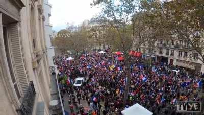 TODAY'S MASS PROTEST IN PARIS against MACRON THE DICTATOR'S FORCED vaccination and fascistic covid pass. Protesters singing the national anthem together #Unity #TakeDownMacron #EndFascism ! #Feeedom