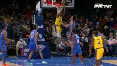 [Highlight] Rondo tosses it up to Malik Monk for the (almost) dunk.