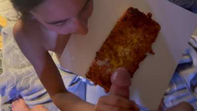 WHy can i never get enough sauce on my pizza