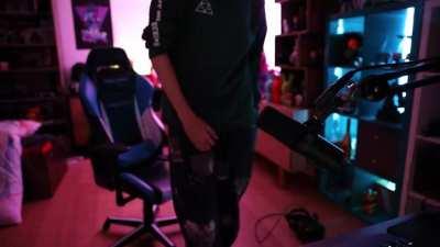 Para calmar los feels, acá rubius rascándose la pija