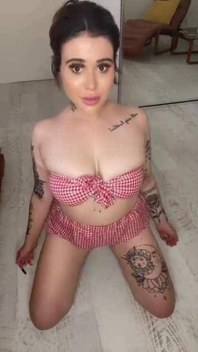 Fit these big titties in your mouth 😘