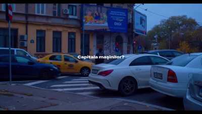 Imagini din capitala mașinilor, București. Pe treceri de pietoni, trotuare, cum ieși din stația de metrou, peste tot.