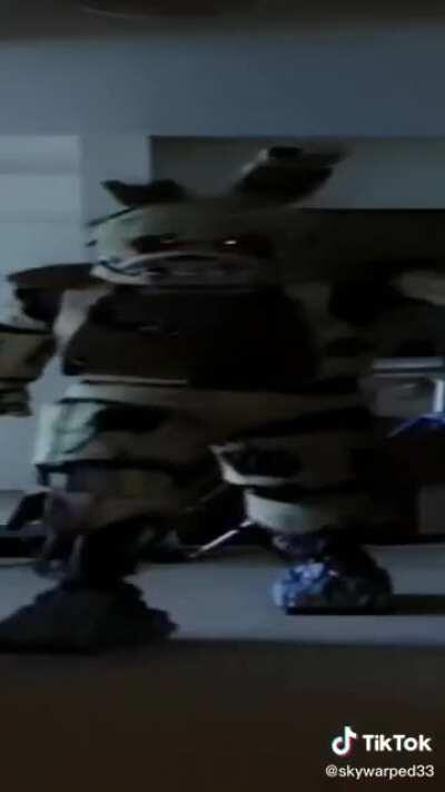 Eu indo pra cima dos meus primos depois que eles quebram meu celular