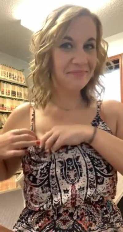 How to Get Away With Flashing at Work 101 [GIF]