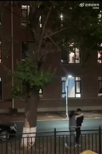 又一位纯爱战士倒下，校园女生在有男朋友的情况下给别人发裸照和视频欣赏！被男朋友发现以后在校内怒扇耳光，之前有多爱，此刻就有多恨。