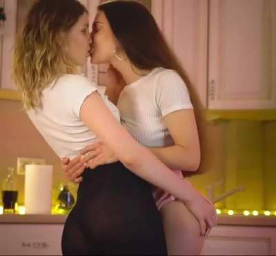 The way she slaps her booty